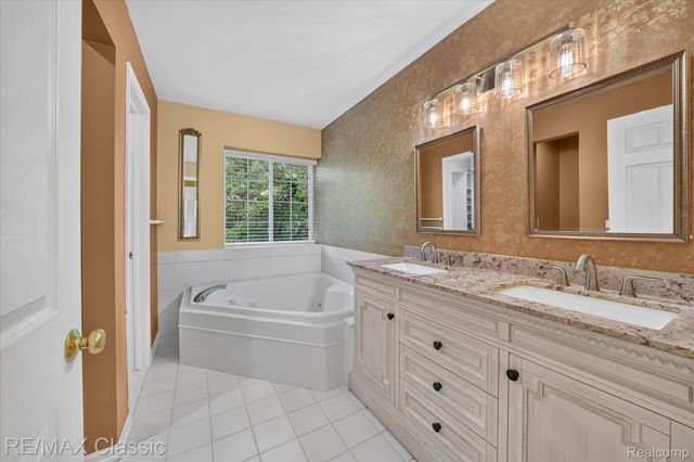 6280 Whispering Meadows Drive, White Lake Charter Township, MI 48383