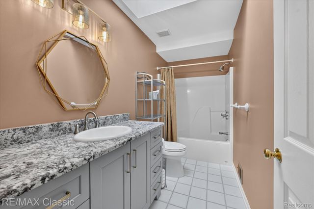 6280 Whispering Meadows Drive, White Lake Charter Township, MI 48383