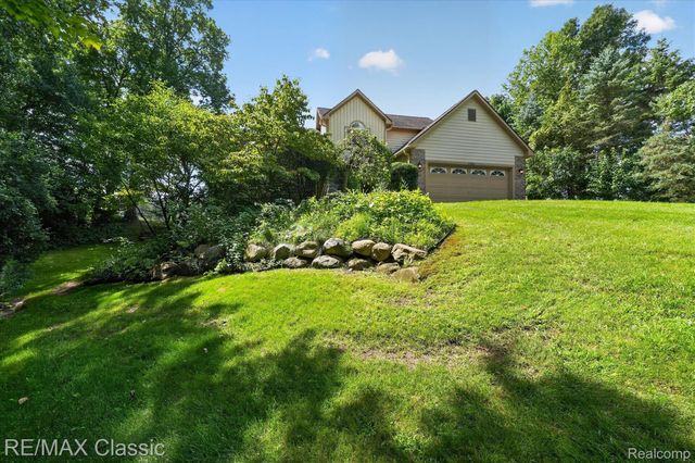 6280 Whispering Meadows Drive, White Lake Charter Township, MI 48383