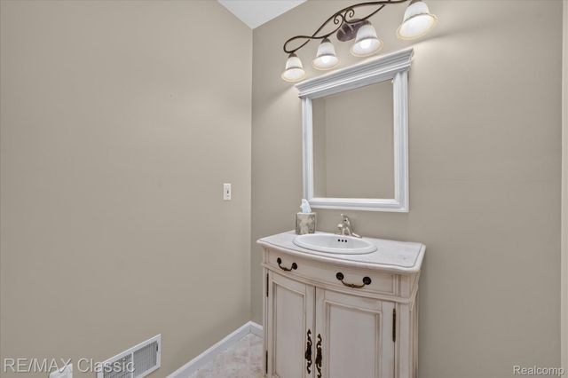 6280 Whispering Meadows Drive, White Lake Charter Township, MI 48383