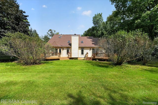 6280 Whispering Meadows Drive, White Lake Charter Township, MI 48383