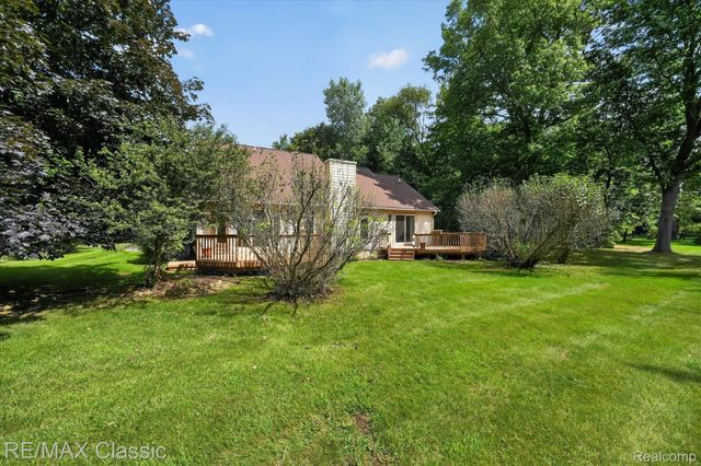 6280 Whispering Meadows Drive, White Lake Charter Township, MI 48383