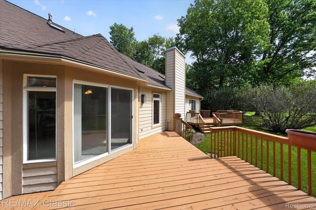 6280 Whispering Meadows Drive, White Lake Charter Township, MI 48383