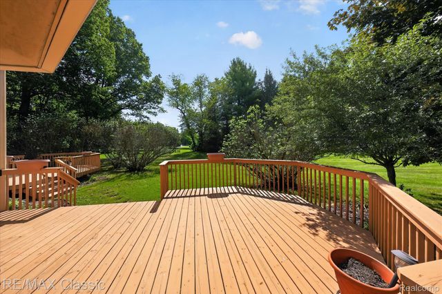 6280 Whispering Meadows Drive, White Lake Charter Township, MI 48383