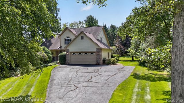 6280 Whispering Meadows Drive, White Lake Charter Township, MI 48383