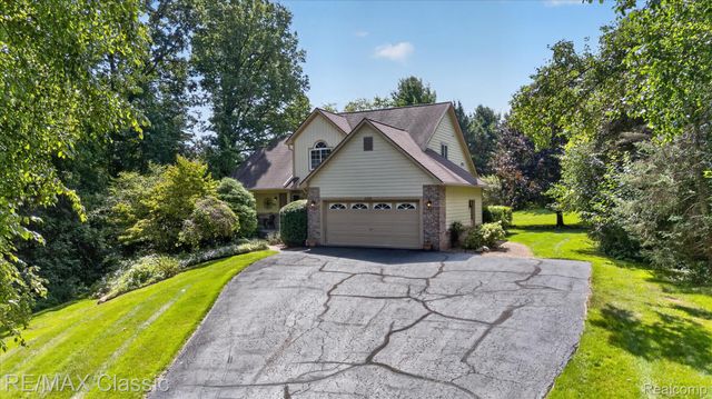 6280 Whispering Meadows Drive, White Lake Charter Township, MI 48383