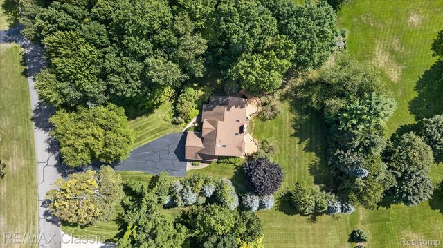 6280 Whispering Meadows Drive, White Lake Charter Township, MI 48383