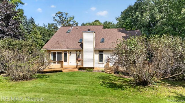 6280 Whispering Meadows Drive, White Lake Charter Township, MI 48383