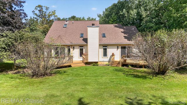 6280 Whispering Meadows Drive, White Lake Charter Township, MI 48383