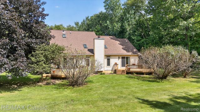 6280 Whispering Meadows Drive, White Lake Charter Township, MI 48383