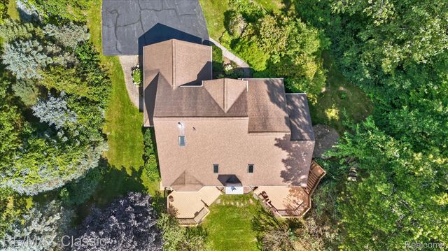 6280 Whispering Meadows Drive, White Lake Charter Township, MI 48383