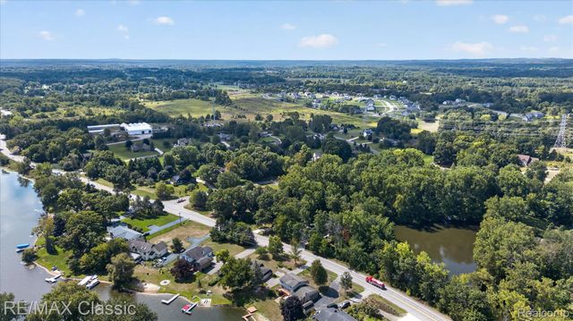 6280 Whispering Meadows Drive, White Lake Charter Township, MI 48383