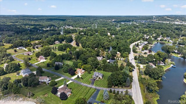 6280 Whispering Meadows Drive, White Lake Charter Township, MI 48383
