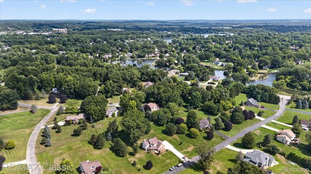 6280 Whispering Meadows Drive, White Lake Charter Township, MI 48383