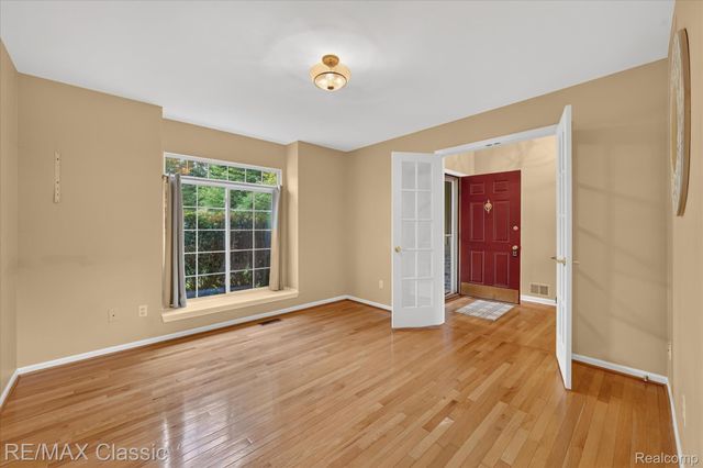 6280 Whispering Meadows Drive, White Lake Charter Township, MI 48383