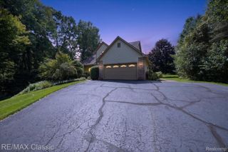 6280 Whispering Meadows Drive, White Lake Charter Township, MI 48383