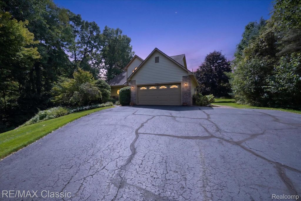 6280 Whispering Meadows Drive, White Lake Charter Township, MI 48383