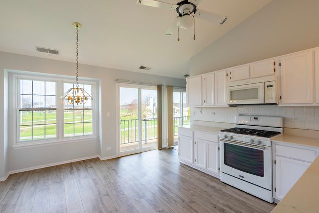 629 W Streamwood Boulevard B, Streamwood, IL 60107