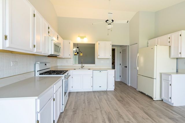 629 W Streamwood Boulevard B, Streamwood, IL 60107