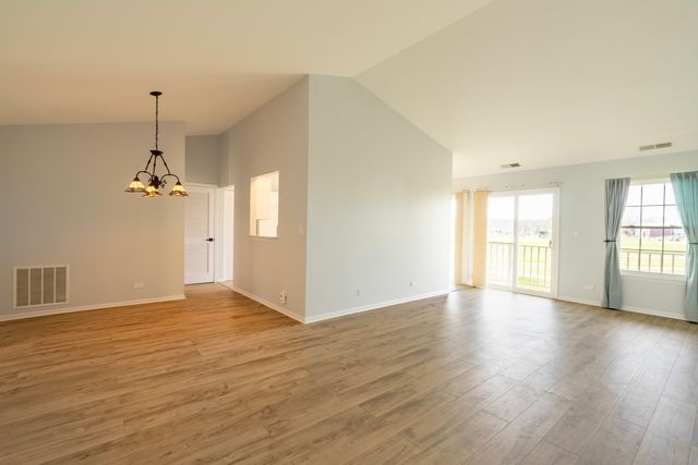 629 W Streamwood Boulevard B, Streamwood, IL 60107