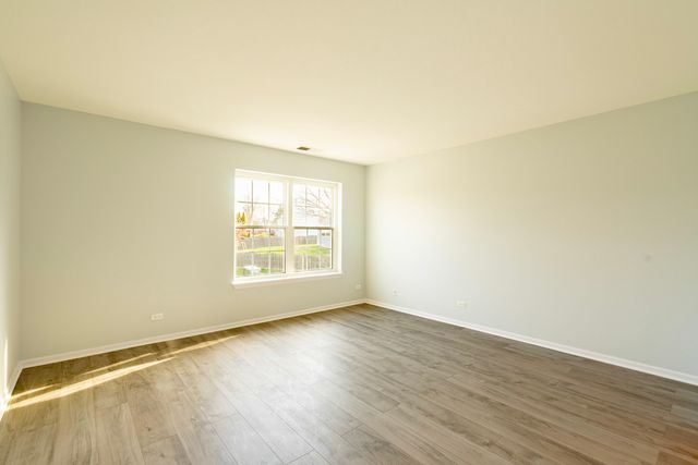 629 W Streamwood Boulevard B, Streamwood, IL 60107