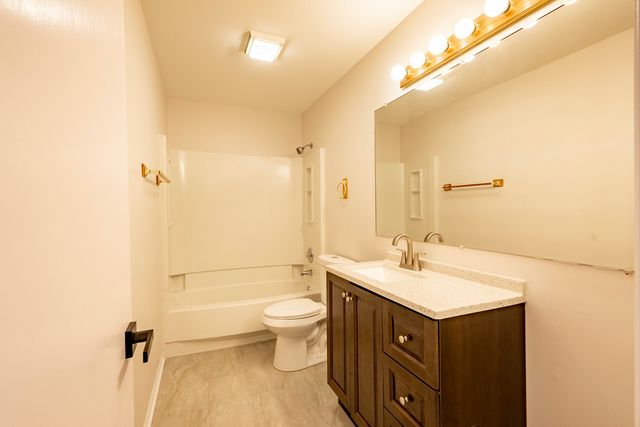 629 W Streamwood Boulevard B, Streamwood, IL 60107