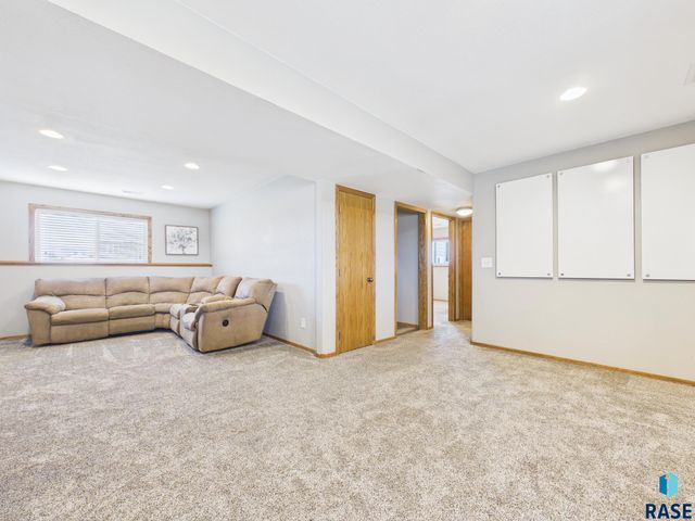 4117 W 92nd St Street, Sioux Falls, SD 57108