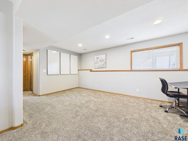 4117 W 92nd St Street, Sioux Falls, SD 57108