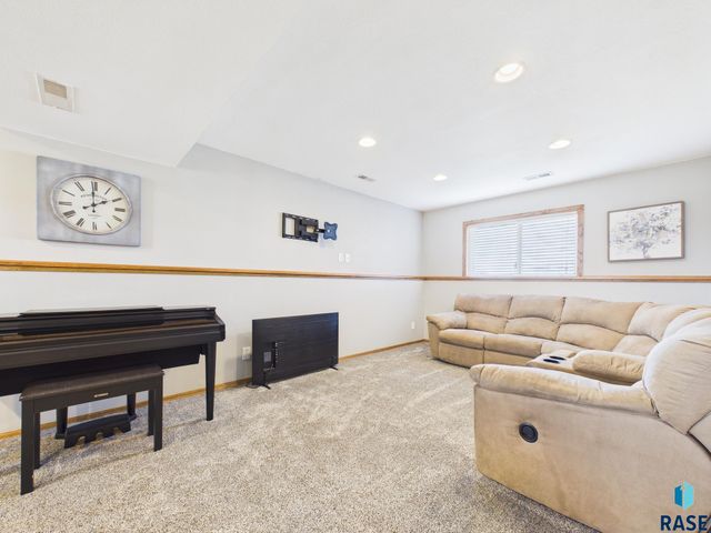 4117 W 92nd St Street, Sioux Falls, SD 57108