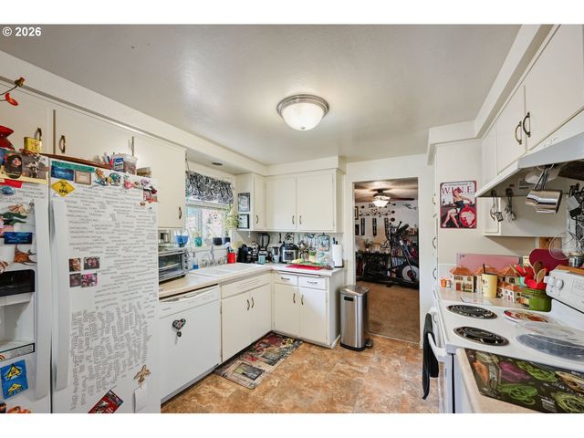2562 DOVER Dr, Eugene, OR 97404