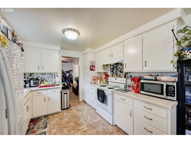 2562 DOVER Dr, Eugene, OR 97404