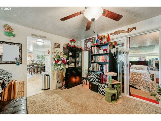 2562 DOVER Dr, Eugene, OR 97404