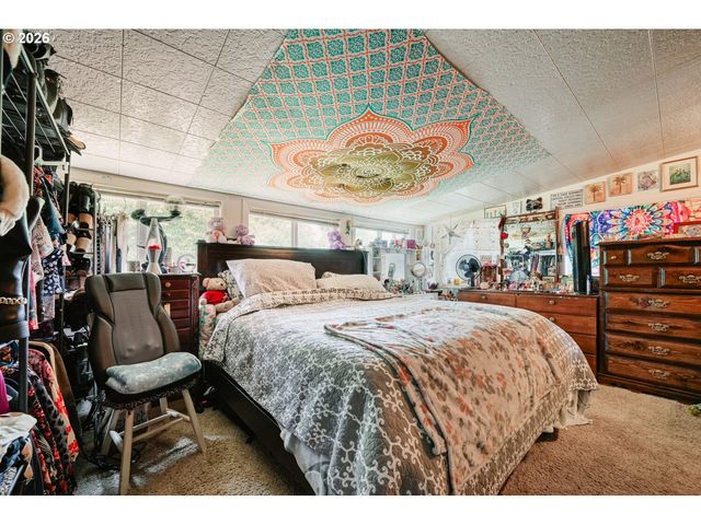 2562 DOVER Dr, Eugene, OR 97404