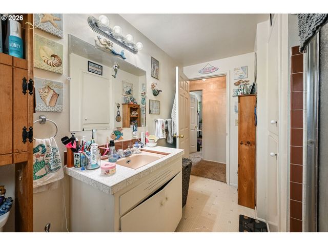 2562 DOVER Dr, Eugene, OR 97404