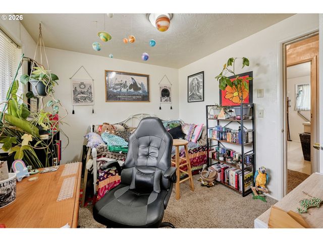 2562 DOVER Dr, Eugene, OR 97404