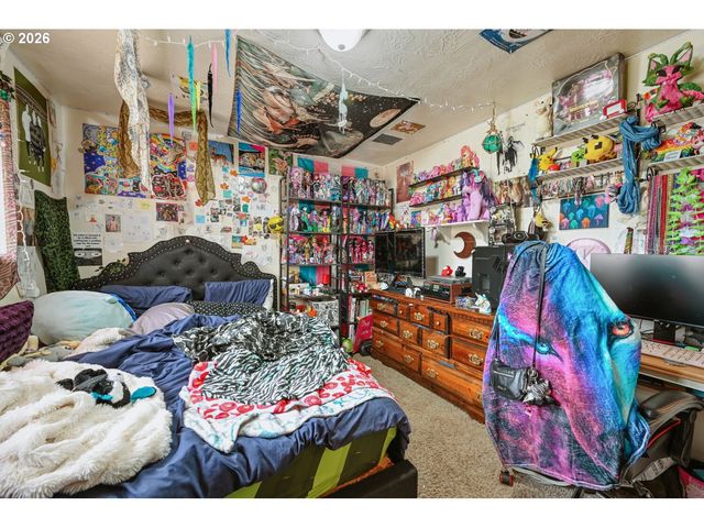 2562 DOVER Dr, Eugene, OR 97404