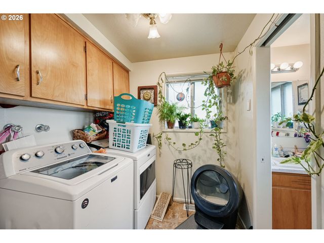 2562 DOVER Dr, Eugene, OR 97404