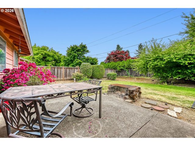 2562 DOVER Dr, Eugene, OR 97404