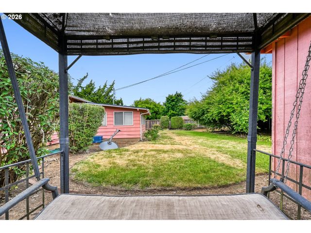 2562 DOVER Dr, Eugene, OR 97404