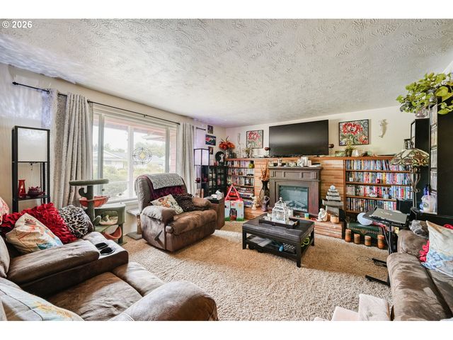 2562 DOVER Dr, Eugene, OR 97404