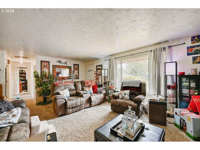 2562 DOVER Dr, Eugene, OR 97404