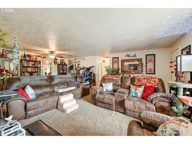 2562 DOVER Dr, Eugene, OR 97404