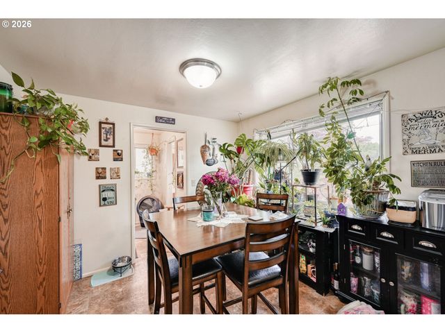2562 DOVER Dr, Eugene, OR 97404
