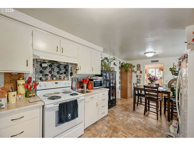 2562 DOVER Dr, Eugene, OR 97404