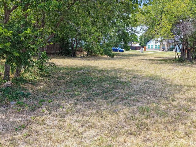 804 E Powell Avenue, Fort Worth, TX 76104