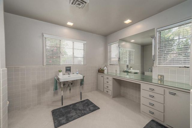 206 Meadow Ln, Modesto, CA 95351