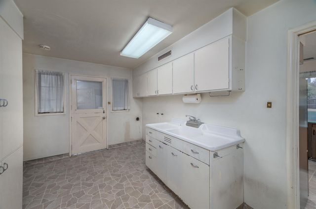 206 Meadow Ln, Modesto, CA 95351