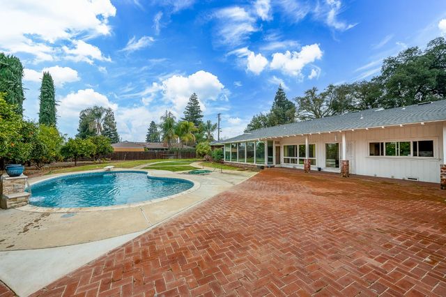 206 Meadow Ln, Modesto, CA 95351