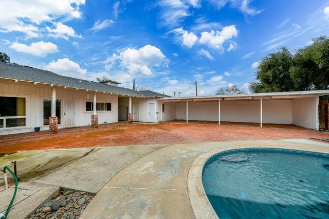 206 Meadow Ln, Modesto, CA 95351