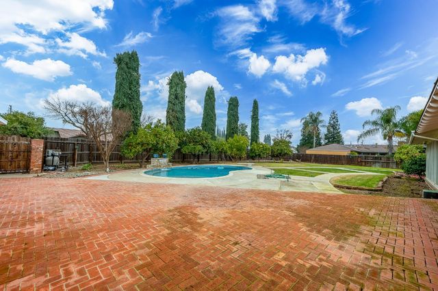 206 Meadow Ln, Modesto, CA 95351